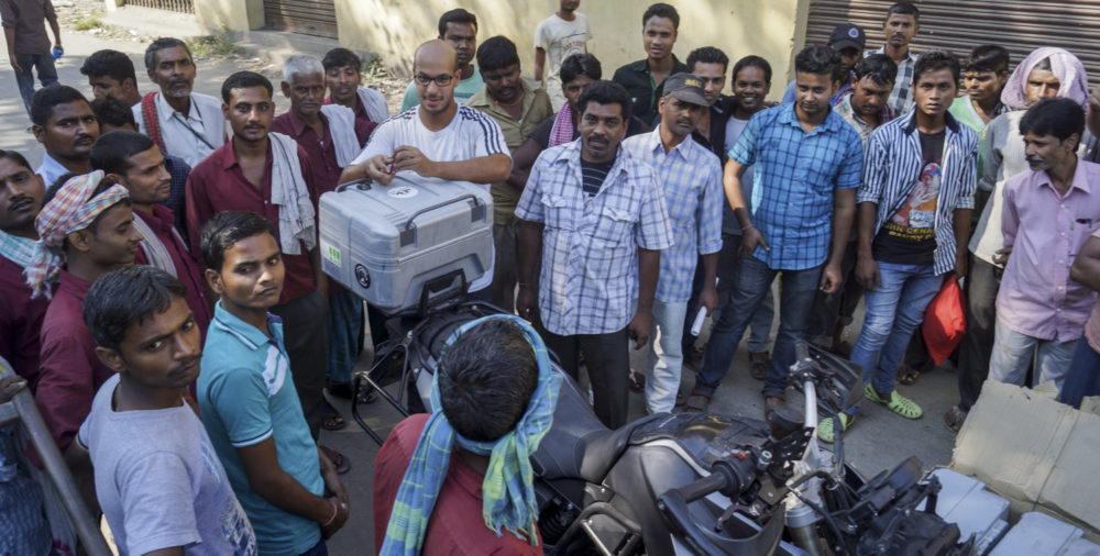 Muss nicht nochmal sein: Motorräder in einen indischen Zug verladen